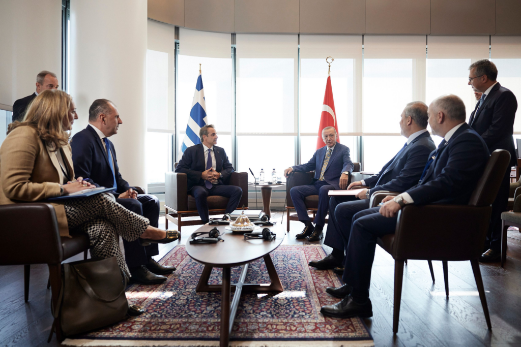 Ολοκληρώθηκε το τετ α τετ Μητσοτάκη – Ερντογάν: Η ΕΡΤ μέσα στο «Τουρκικό Σπίτι» – Οι χειραψίες και τα χαμόγελα