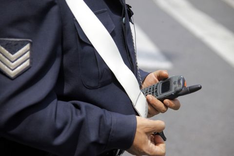 Τροχόνομος με ασύρματο στο χέρι