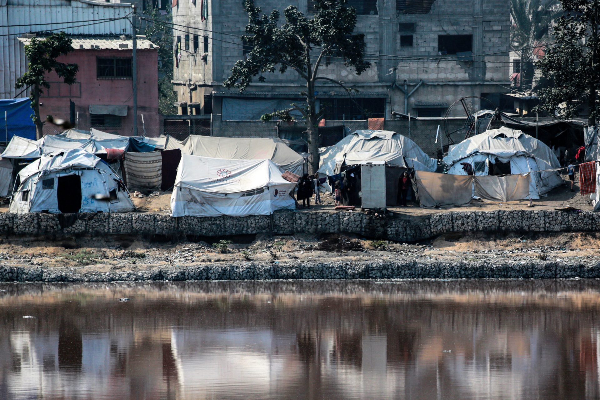 PALESTINIAN-ISRAEL-CONFLICT-GAZA-DISPLACED-WASTE-SEWAGE
